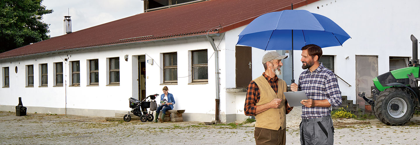 zwei Landwirte unter Schirm